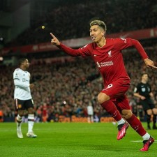 Mohamed Salah e Roberto Firmino reproduzem a força do tridente atacante mais forte do Liverpool